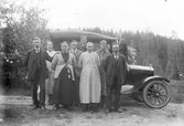 Emil Olsson och hans föräldrar åkte tåg till Falun för att köpa Emils första bil. De stannade på vägen hem för att hälsa på sin släkt. Fotot är från mitten av 20-talet