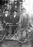 Tre män och en cykel
