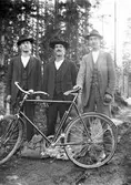 Tre män och en cykel
