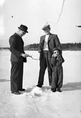 Bernhard Skoglund pimplar på sjön. Till höger Anders Wallgren. Barnet är okänt
