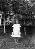 Flicka i trädgården
