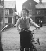 Pojke med sin cykel
