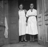 Två kvinnor i dörröppningen
