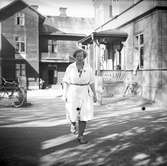 Kvinna på gårdsplanen
