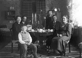 Sittande längst fram Sture Olsson, bakom honom hans mor Emilie Olsson, född Björklin och hans far taxiägare Sigfrid Olsson. Stående längst bak Nisse Björklin och framför honom hans föräldrar Anna och Viktor Björklin. Fotot är tagit i Olssons lägenhet på andra våningen i Handelsbankshuset


