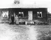 Okänt par på gårdsplan
