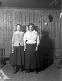 Emil Olssons kusiner. till höger Bricken Johansson och till vänster Karin

