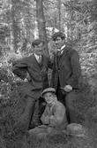 Till höger August Karlsson och två okända män