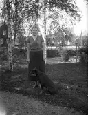 Okänd kvinna och hund
