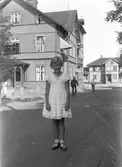 Maj-Britt Persson, gift Lindblom. Café- och Bankhuset i bakgrunden. Stationsgatan, Kilafors.
