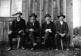 Fyra män på rad. Från vänster, okänd, Jonas Lustig, Per-Olov Olsson och Johan Olsson
