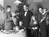 Jul i stugan. Karl Olsson, Bror Sundqvist, Emils syster Anna med barnen Linnea, Rune och Bengt (på armen).
