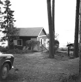 Okänd sommarstuga vid vattnet
