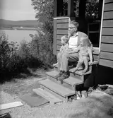 Sitter på trappan till sommarstugan
