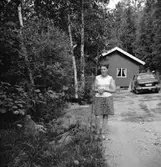 Kvinna vid sommarstugan
