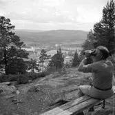 Ser på utsikten genom kikaren
