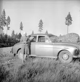 Okänd kvinna vid bilen
