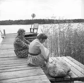 Två okända kvinnor på bryggan

