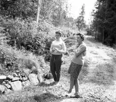 Två okända kvinnor
