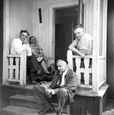 Sitter på förstukvisten
