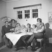 Från vänster: Martin Åström, Greta Olsson, Okänd man, Okänd kvinna, Okänd man, Ingrid Stolt, Emil Olsson och okänd kvinna.
