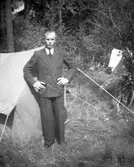 Helge Hallström vid tältet

