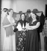 Ingrid Stolt-Larsson, Greta Olsson och Aina Krantz-Åström på fest

