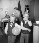 Två pojkar på fest

