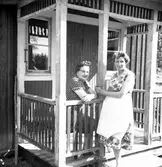 Hedvig Olsson född Andersson från Stugubacken och Greta Olsson.

