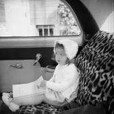 Fröken Sundberg i bilen

