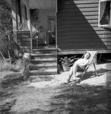 Solar utanför sommarstugan

