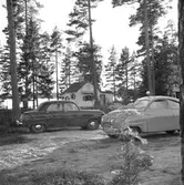 Två bilar vid sommarstugan

