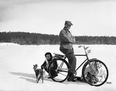 Viktor Pettersson på cykel. Till vänster Greta Olsson och till höger Britt Wallgren
