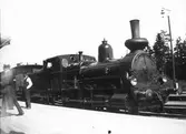 Ånglok på station.
