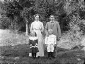 Emma och Edvard Lindstedt med barnen Svea och Gunnar i Väster Hästbo heden. (Gunnar dog 18 år gammal)