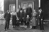 Murare A. W. Alm med familj. Från vänster Anders Wilhelm Alm f. 28 november 1875 d. 24 maj 1952, Karin Östlund-Alm f. 4 december 1876 d. 14 juli 1935. Överst på trappan Linnea f. 22 september 1906, Karin f. 18 oktober 1908, Nancy f. 12 mars 1908. Nedanför Stina f. 10 april 1910 (tvilling), Märta f. 15 oktober 1911, Brita f. 10 april 1910 (tvilling). Bredvid trappan Frida f. 7 april 1902, August f. 2 juli 1900. nederst på trappan Göran f. 15 september 1918, Sune f. 23 mars 1916.