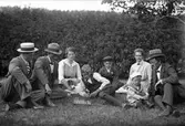 Från vänster okänd, Axel Jönsson, Lydia Jonsson, Arnold och Arne Jönsson, Elin och Erik Jonsson och en okänd liten gosse