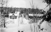 Axel Westlunds gård i Dalgränsen.
(Den 21 januari 1969 skedde ett dubbelmord på gården. Hemsamariten Linnéa Thille, Nyhyttan och dåvarande ägaren Verner Karlsson blev skjutna av Karlssons son Henry).