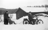Från vänster Josef Eriksson, Wästra Hästbo, okänd som sitter på sparken, Enok Eriksson, Åsmundshyttan, som kör motorcykeln, en X874 Harley Davidson 1921.