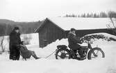 Från vänster Josef Eriksson, Wästra Hästbo, okänd som sitter på sparken, Enok Eriksson, Åsmundshyttan, som kör motorcykeln, en X874 Harley Davidson 1921.