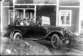 Grupporträtt i och utanför en bil, en X1050 Overland 1921, ägd av Josef Eriksson i Hästbo.