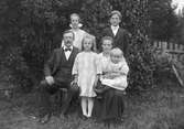 Familjen Frans och Beda Nyman med barnen Karin och Gunnar. Stående bakom Hervor och Anton