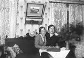 Till höger Betty Eriksson, syster till Josef vid 