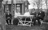Från höger Karl Löv och Cecilia Löv, Wästra Hästbo. Sedan två okända