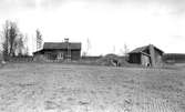 Soldattorpet låg vid Rotjorden. Gården revs 1930 och uthuset omkring 1935. Källaren, brunnen och grundstenarna syns efter husen.