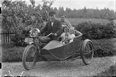 Axel Petterson, Nyhyttan, Hästbo, med familj på motorcykel med sidovagn. En X805 Indian 7,5 hk 1921.