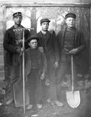 Unga män och pojkar från Hedesunda med redskap i händerna.