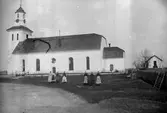 Kvinnor utanför Hedesunda kyrka, omkring 1900.