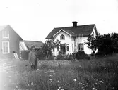 Familj utanför bostadshuset.