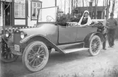 Utanför Disponent Nybergs villa, Silfors, Långhed. Axel Blomberg vid ratten. Bak i bilen Pallars Nils och Karin Brovall. Bakom bilen Rut Nyberg, Emil Blomberg och okänd man Bilen ägdes av Jonas Persson, en Chevrolet på 20 hkr. Förste ägaren var fru Wilhelmina Hallenerg, Bollnäs som köpte den 22 juli 1919, köptes av Otto Henning Hansson, Ovanåker den 25 september samma år. Sålde den till Jonas Persson den 17 juli 1922 som ägde den till den skrotades 1929.